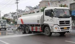 武汉洒水车雨天爆料视频,坚守岗位，守护城市清新