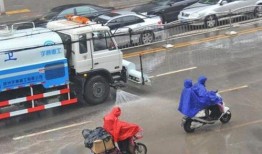 武汉洒水车雨天爆料视频,坚守岗位，守护城市清新