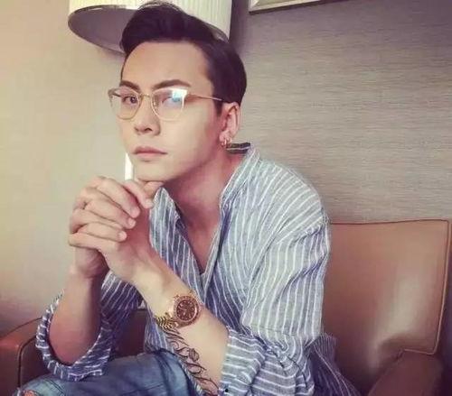 戴眼镜吃瓜娱乐圈博主